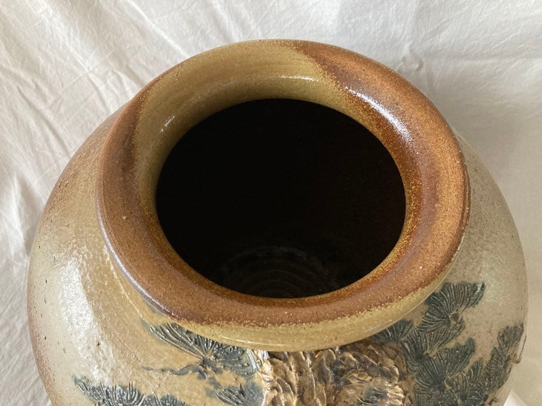 サイトウ 春山作 大壺 竹と梅の模様の陶器の壺