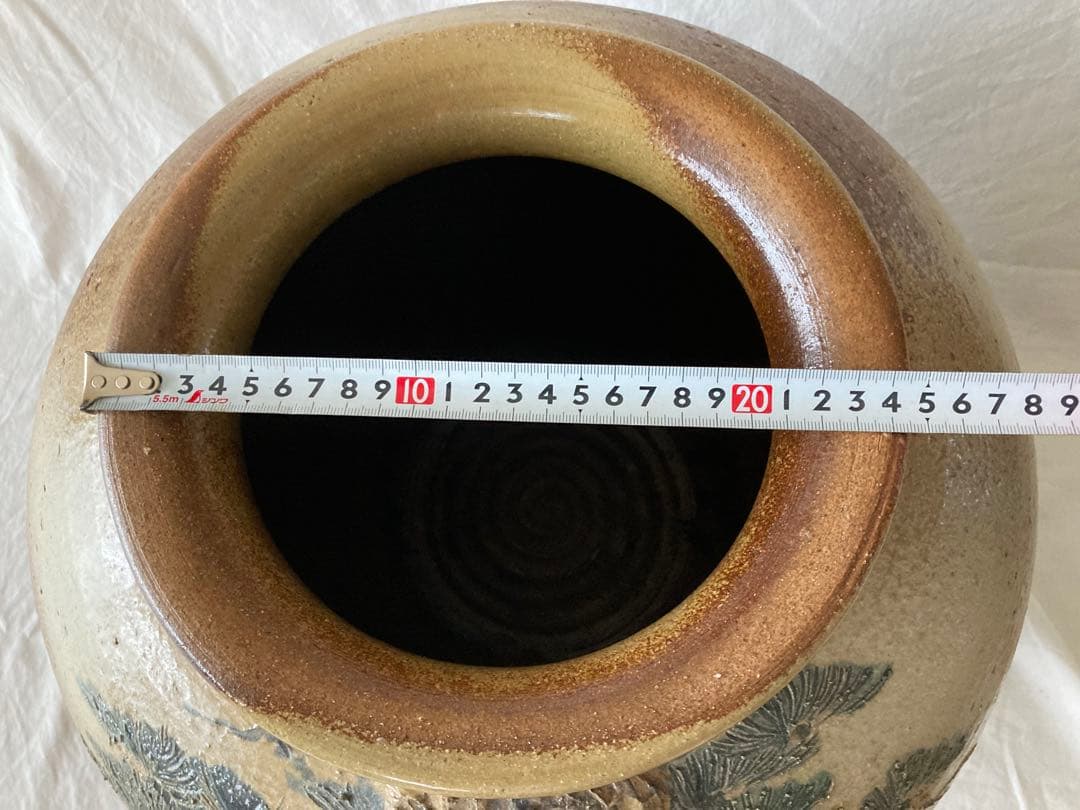 サイトウ 春山作 大壺 竹と梅の模様の陶器の壺