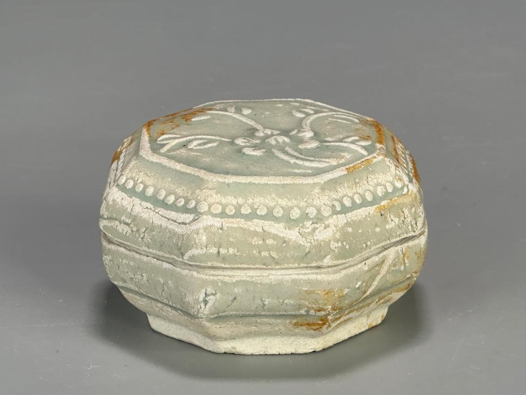 中国美術　宋時代　青白磁　湖田窯　香道具　花卉文香合　古物　時代物　唐物