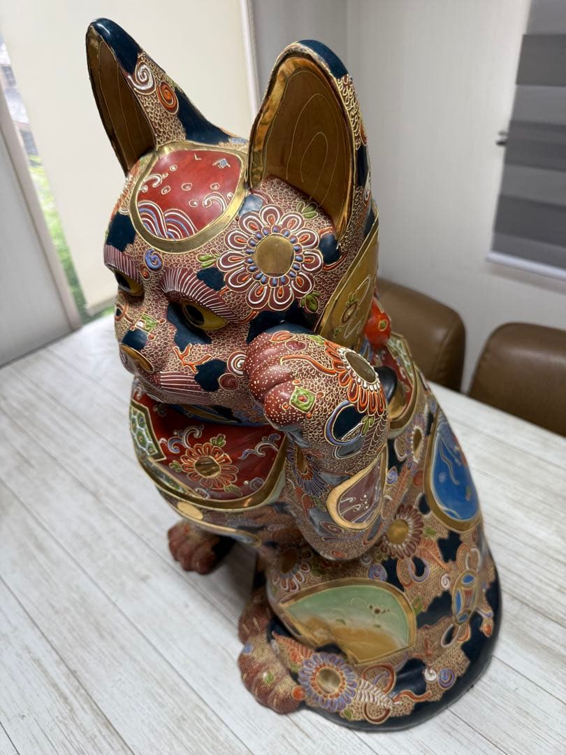色彩豊かな陶器製招き猫　九谷焼