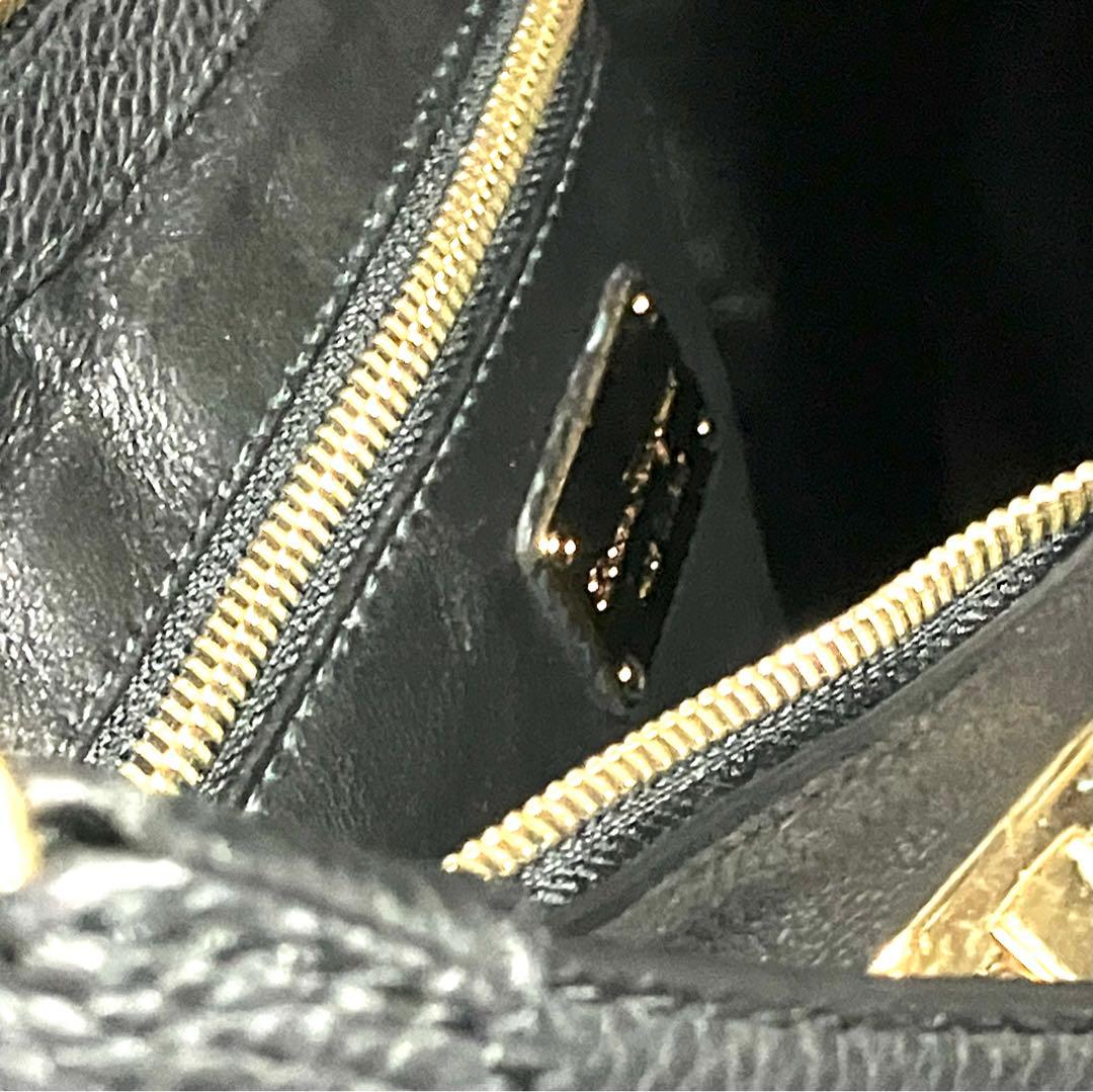 フェラガモ　レザー ブラック ショルダーバッグ