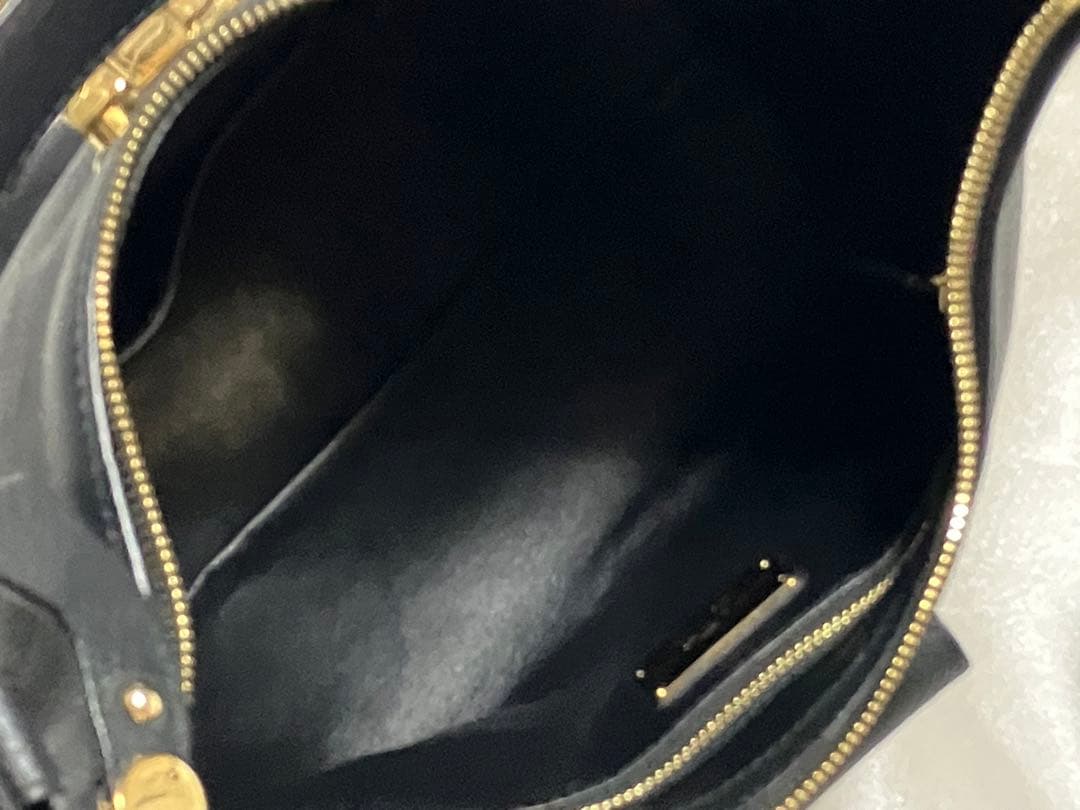 フェラガモ　レザー ブラック ショルダーバッグ