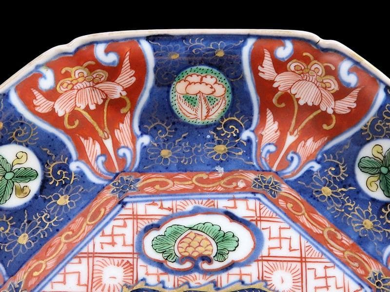 大聖寺伊万里　金襴手　菊花四方襷紋に団龍紋の図　７寸皿　607AS-DAg