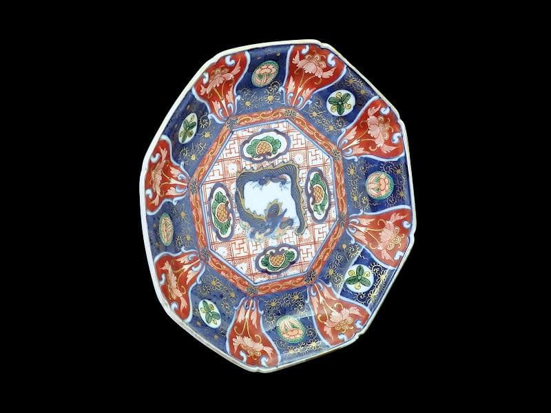 大聖寺伊万里　金襴手　菊花四方襷紋に団龍紋の図　７寸皿　607AS-DAg