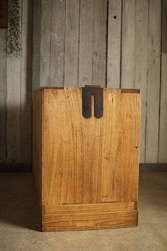 味のある木製の引き出し2段　チェスト　桐箪笥