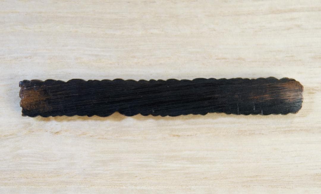 鍔 鐔 小柄 刀装具 日本刀 骨董 江戸時代【銅地 高肉彫 鍍金 菊花尽図小柄】