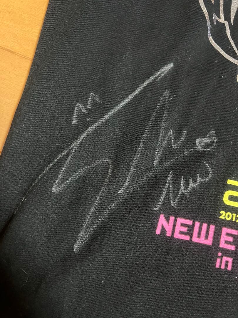 2ne1 サインTシャツ　2012 NEW EVOLUTION IN JAPAN