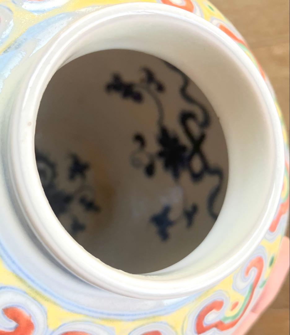 特別出品　明代官窯名逸品　大明成化年製青花款　色絵蓮花紋壺　内側青花花紋の名作