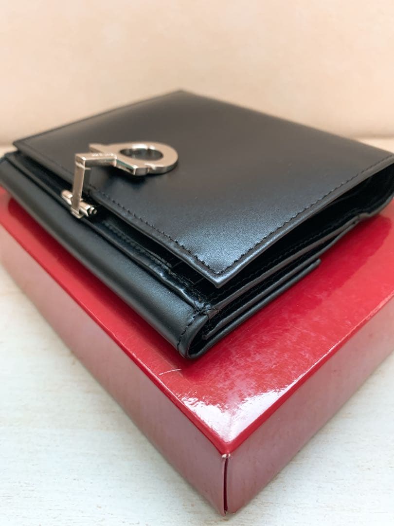 【未使用】フェラガモ 財布　ガンチーニ　二つ折　折財布　サルバトーレフェラガモ