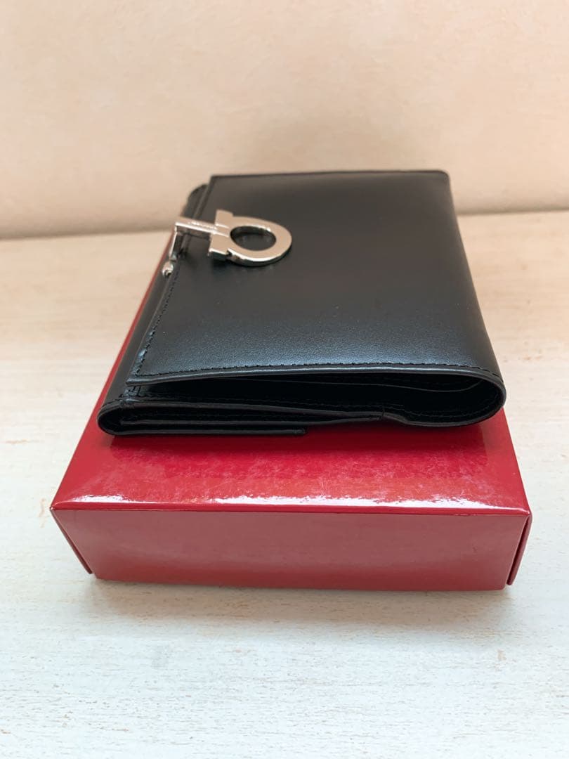 【未使用】フェラガモ 財布　ガンチーニ　二つ折　折財布　サルバトーレフェラガモ