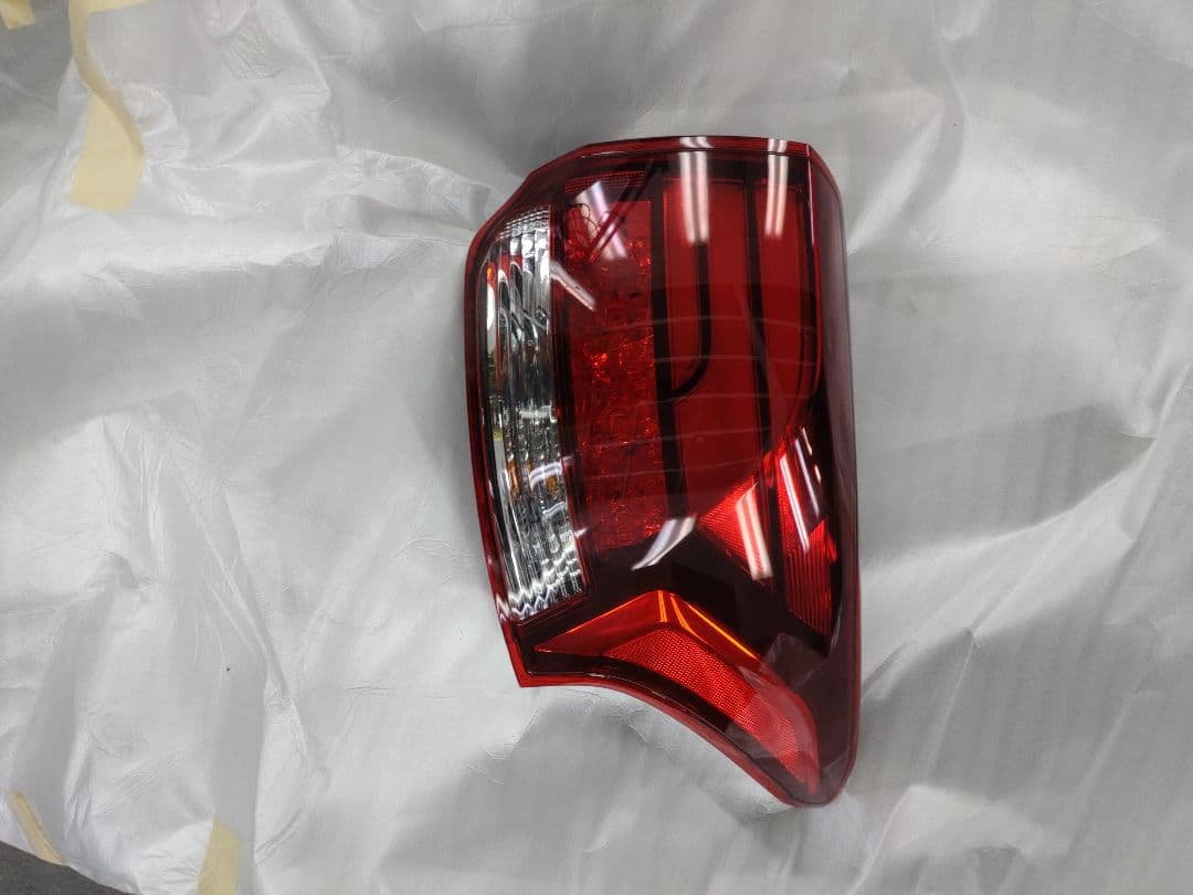 アウトランダー右側テールランプ