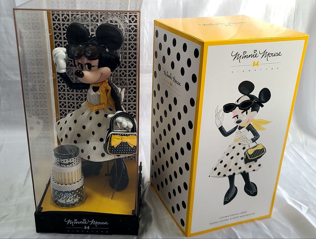 ミニーマウスシグネイチャードール Minnie Mouse Signature