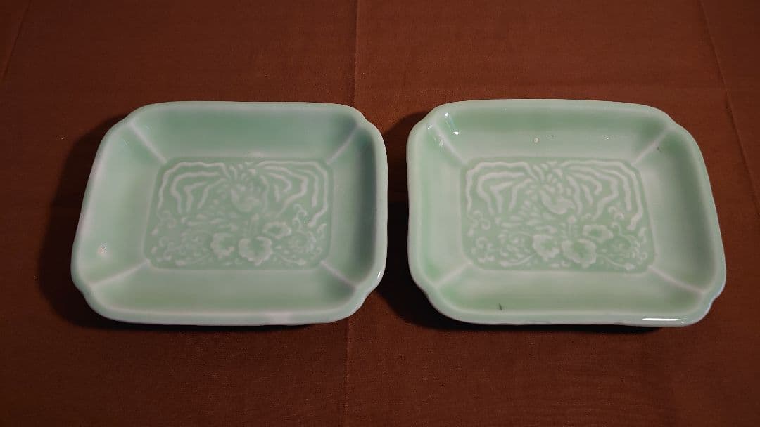 李朝　青磁　陽刻　鳳凰　角皿　蔵出し　２客