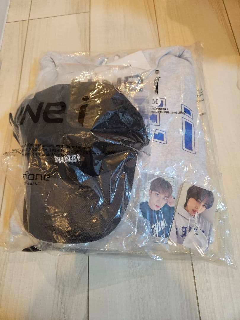 NINE.I ナインアイ フード付きグレーパーカー＆キャップセット(トレカ付き)