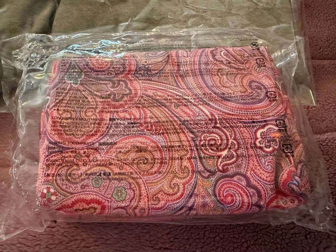 JAL国際線ファーストクラス詰め合わせ(ウェア２、ポーチ１、スキンケア２）