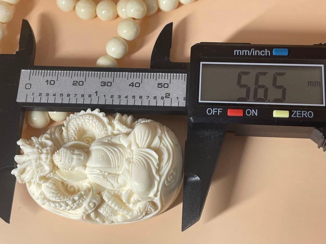 象牙調仕上げペンダント　極細工彫刻　盤龍観音　大変レア　御守り　厄除け　厄祓い