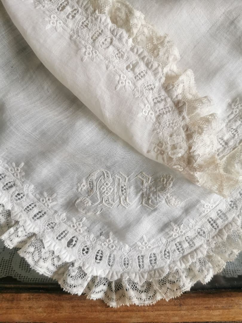 アンティーク 奇跡の極細糸刺繍 極小盛上げスカラップ 美しいウェディングハンカチ