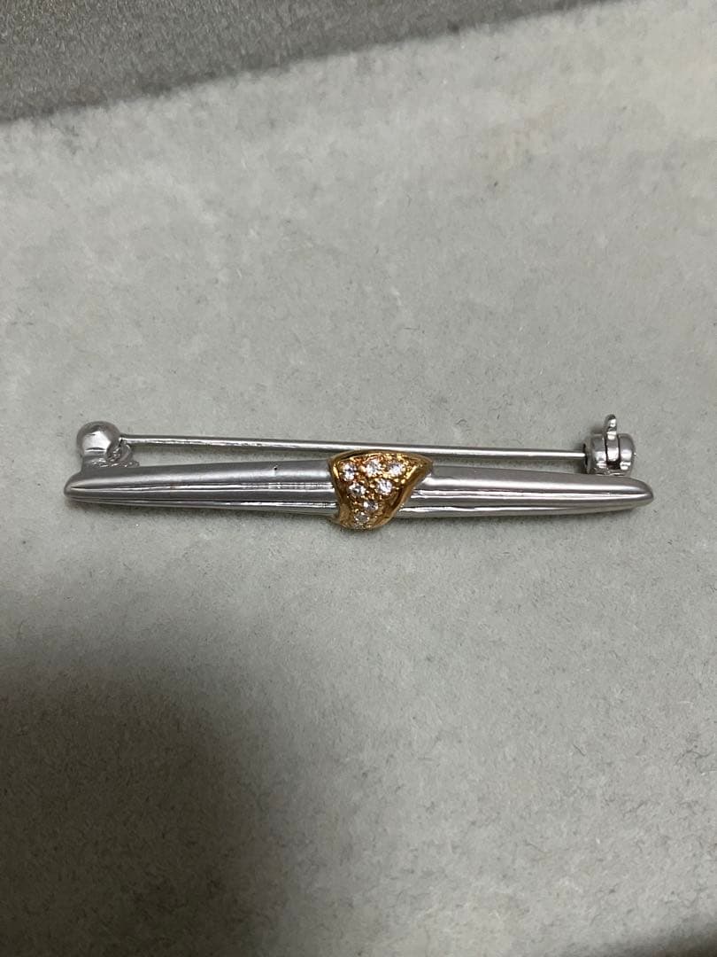 ブローチ 刻印750 石付き 3.56g