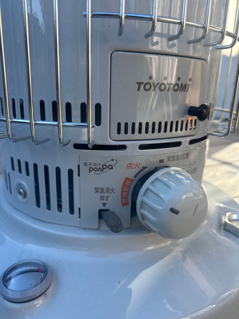 タカチャン　2022年製　トヨトミ 石油ストーブ KS67HW おまけ付き