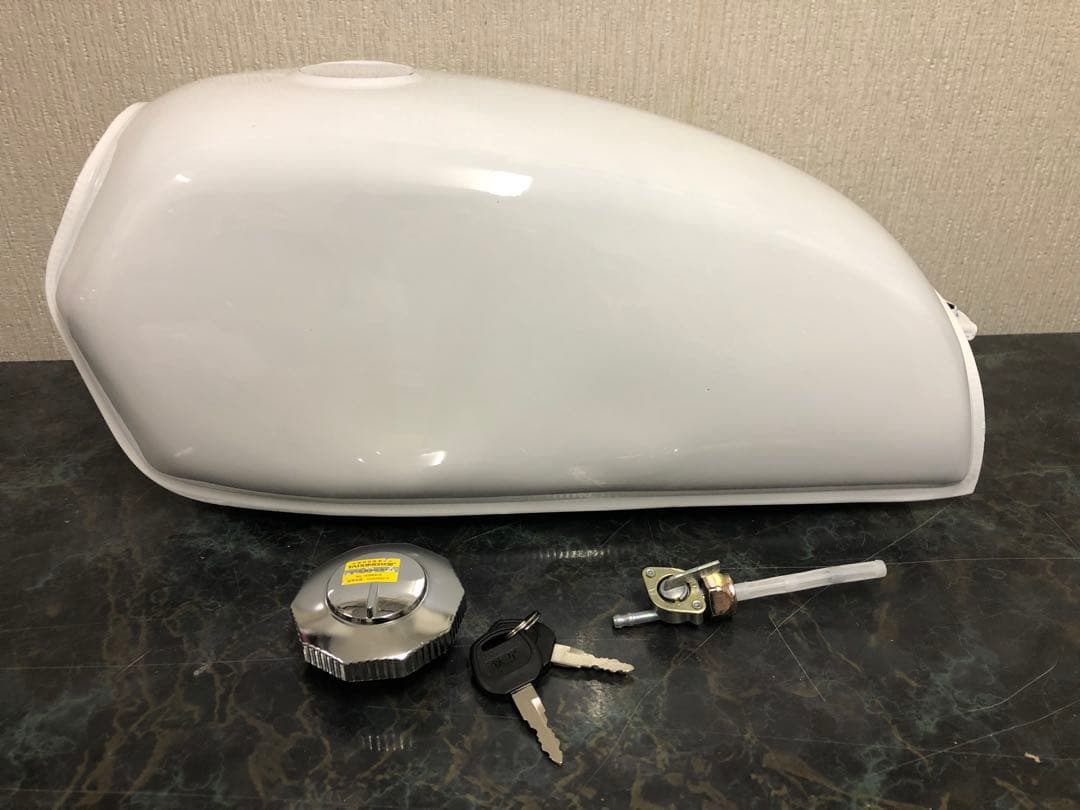 ☆送料無料‼︎ 汎用8Lビッグタンク　ピュアホワイト　エイプ.CD50.FTR