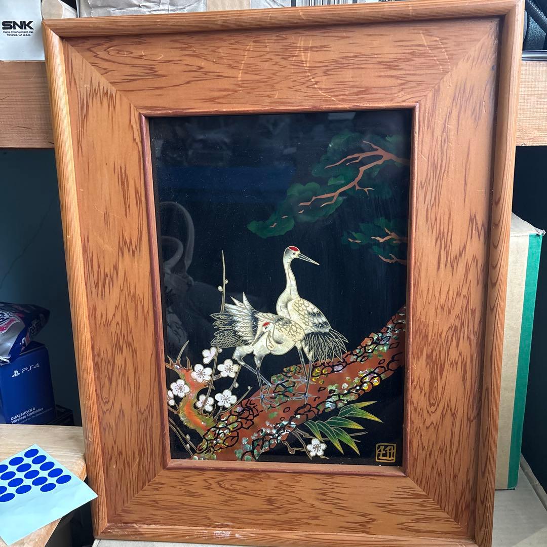 鶴と桜が描かれた額入りの絵画