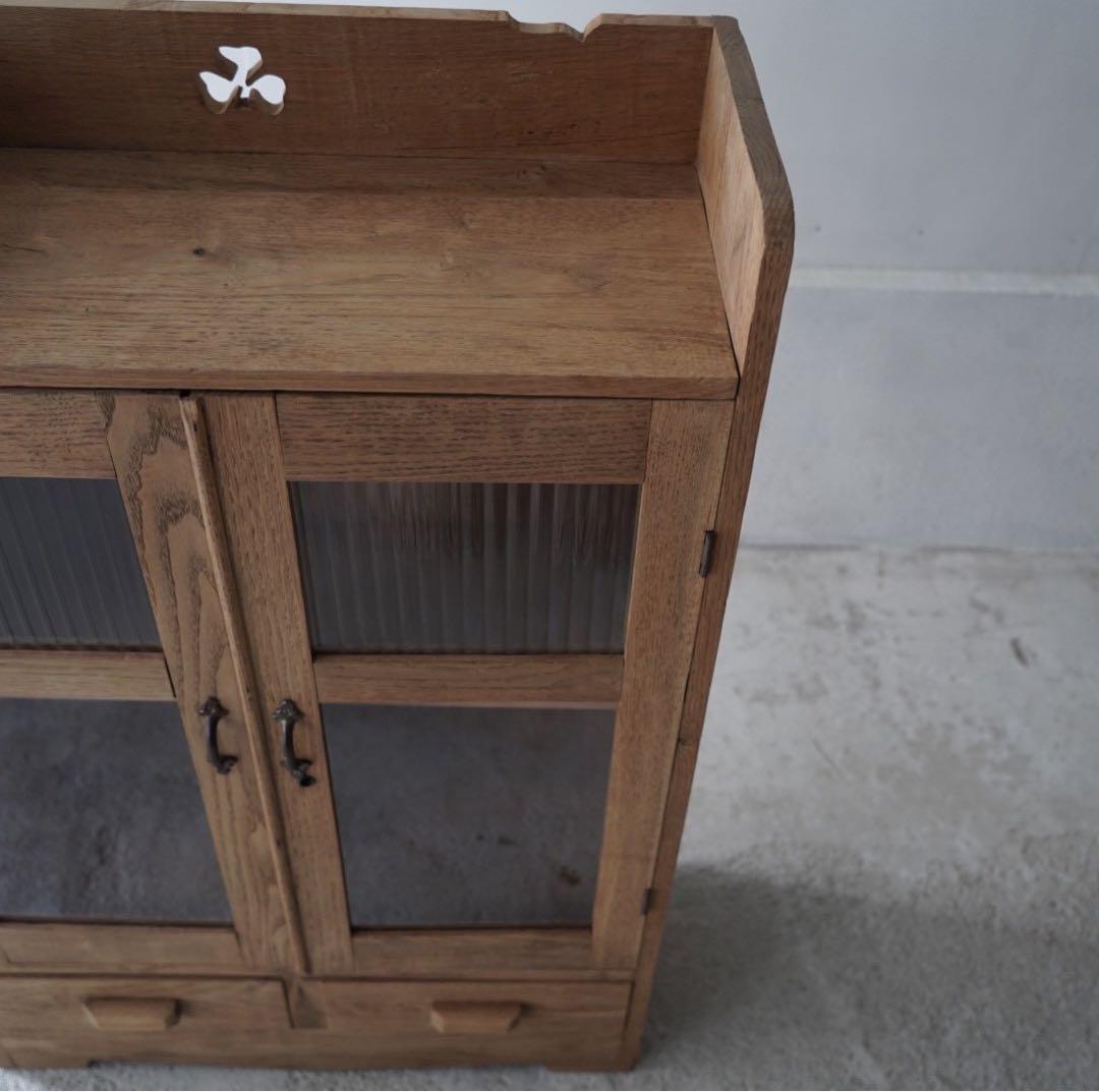 古い開き戸のキャビネット