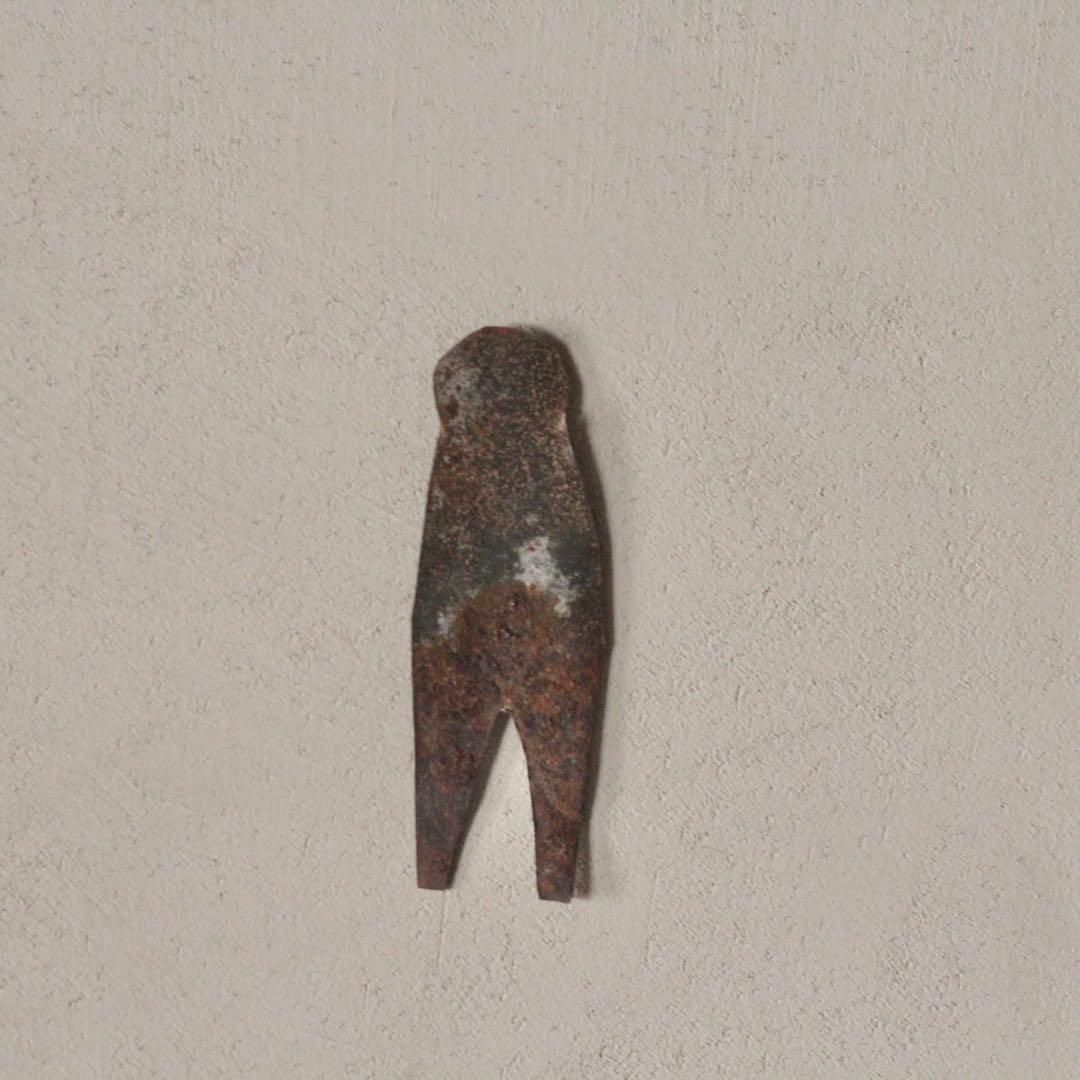 ヒトガタ 錆びた 金属 オブジェ 呪物？