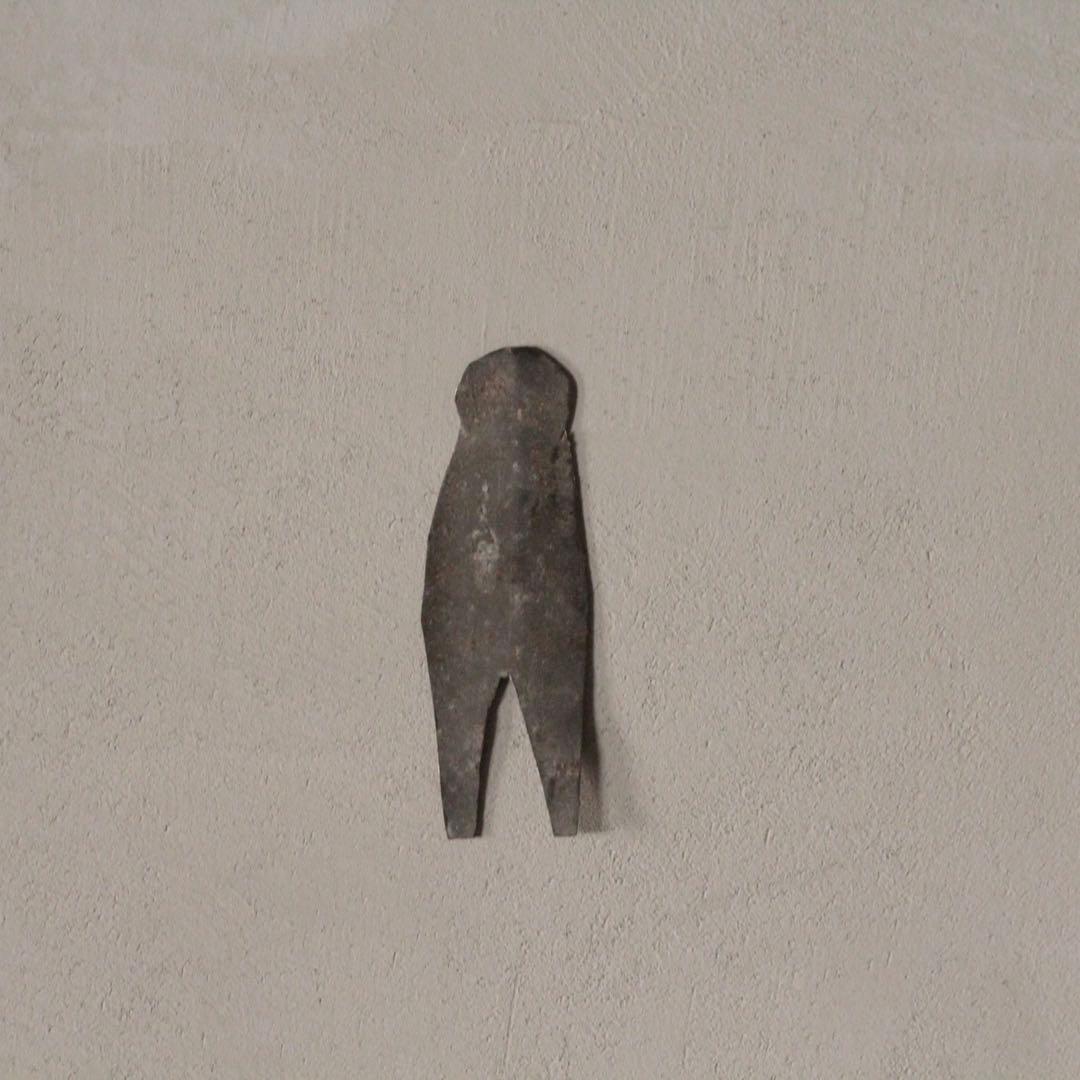 ヒトガタ 錆びた 金属 オブジェ 呪物？