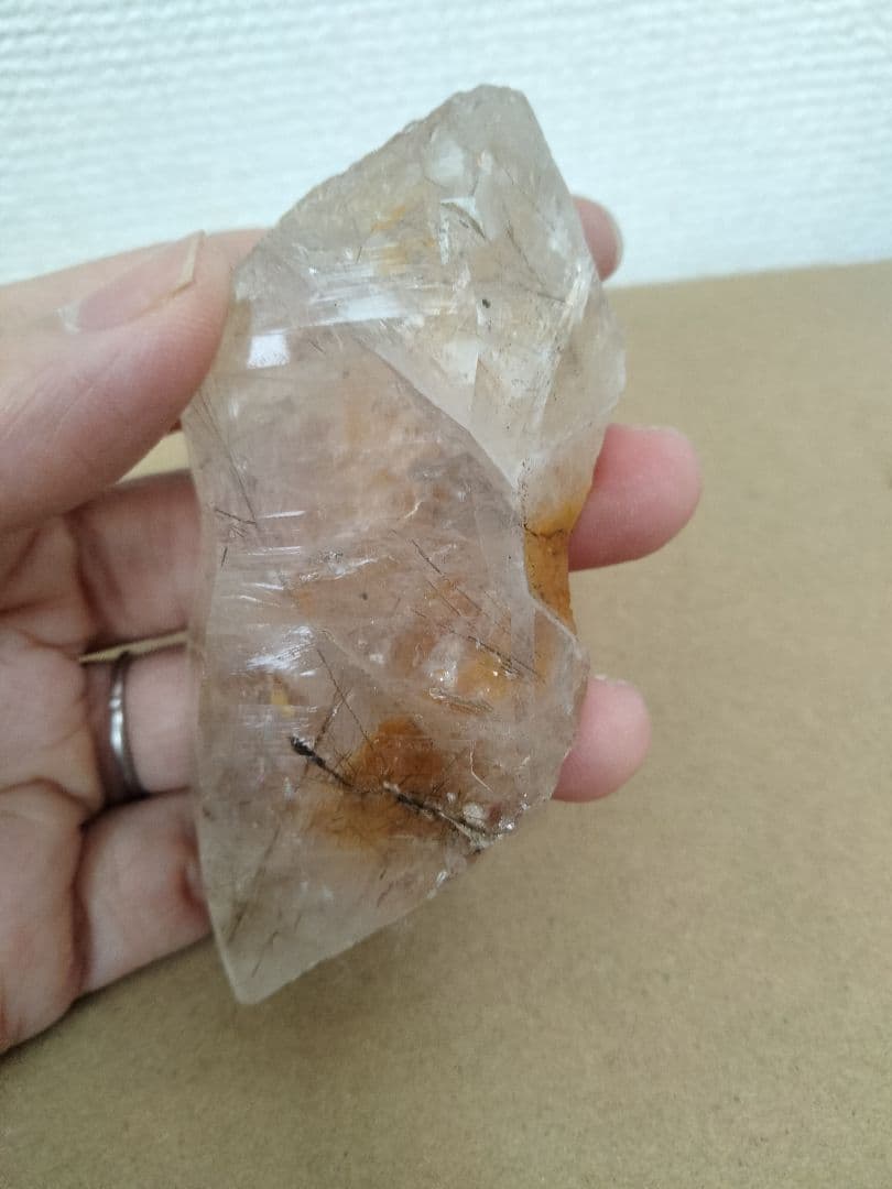 国産鉱物　山梨県　平沢鉱山　天然水晶　　トルマリン入り水晶　79g 虹入り水晶