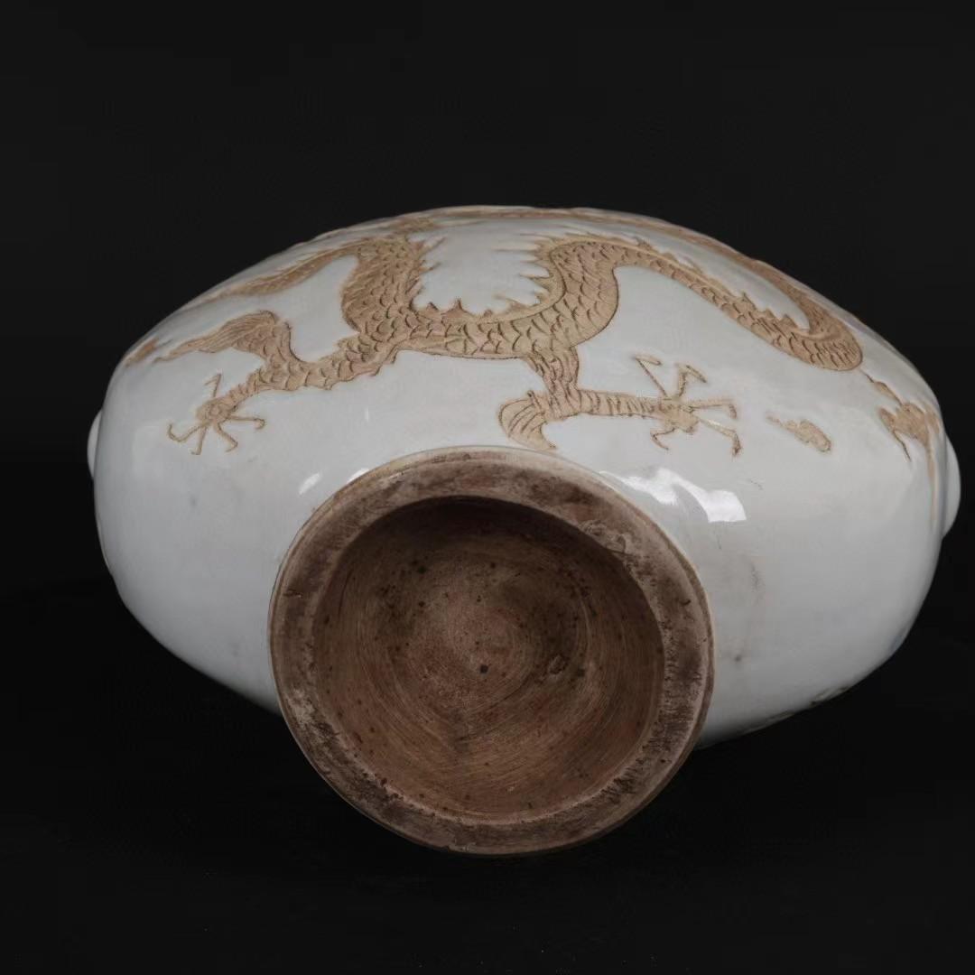 中国古美術✦内府紋 白釉 浮雕 双面龍紋 抱月扁瓶✦置物・書道品・文房具・陶芸