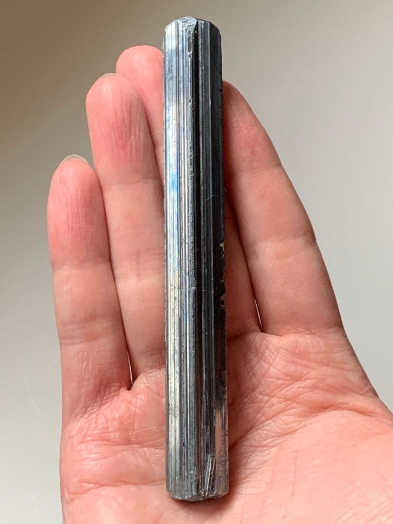 国産鉱物　愛媛県市ノ川鉱山の輝安鉱　スティブナイト　原石　鉱物標本　翡翠　根付