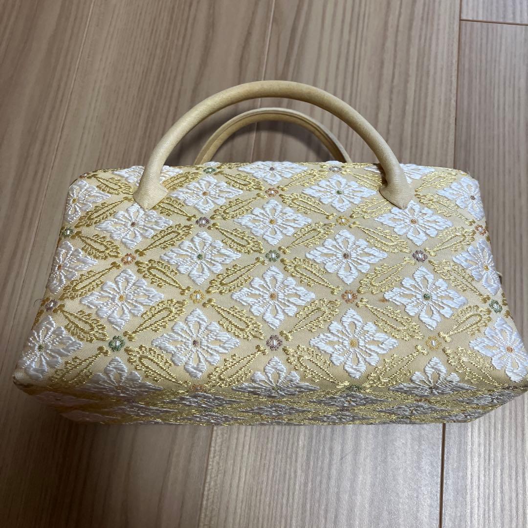 刺繍入りベージュ和装用バッグ　老舗京都伊澤屋