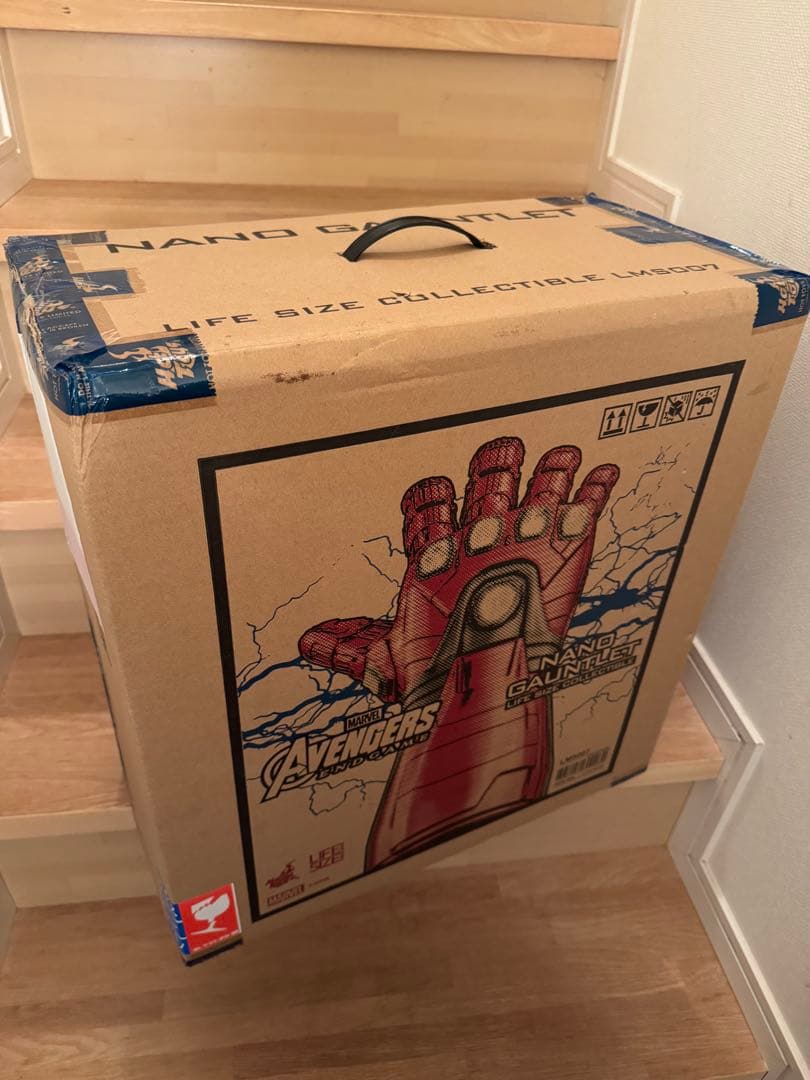 ライフサイズ アベンジャーズ　ナノガントレット　ホットトイズ