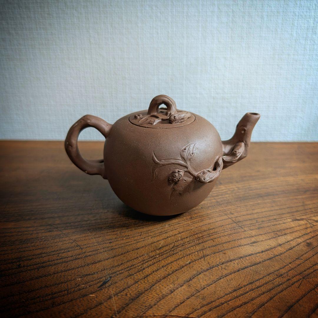 中国茶器 紫砂壺 急須 リスと葡萄 彫刻 茶道具 宜興紫砂 蓋欠けあり