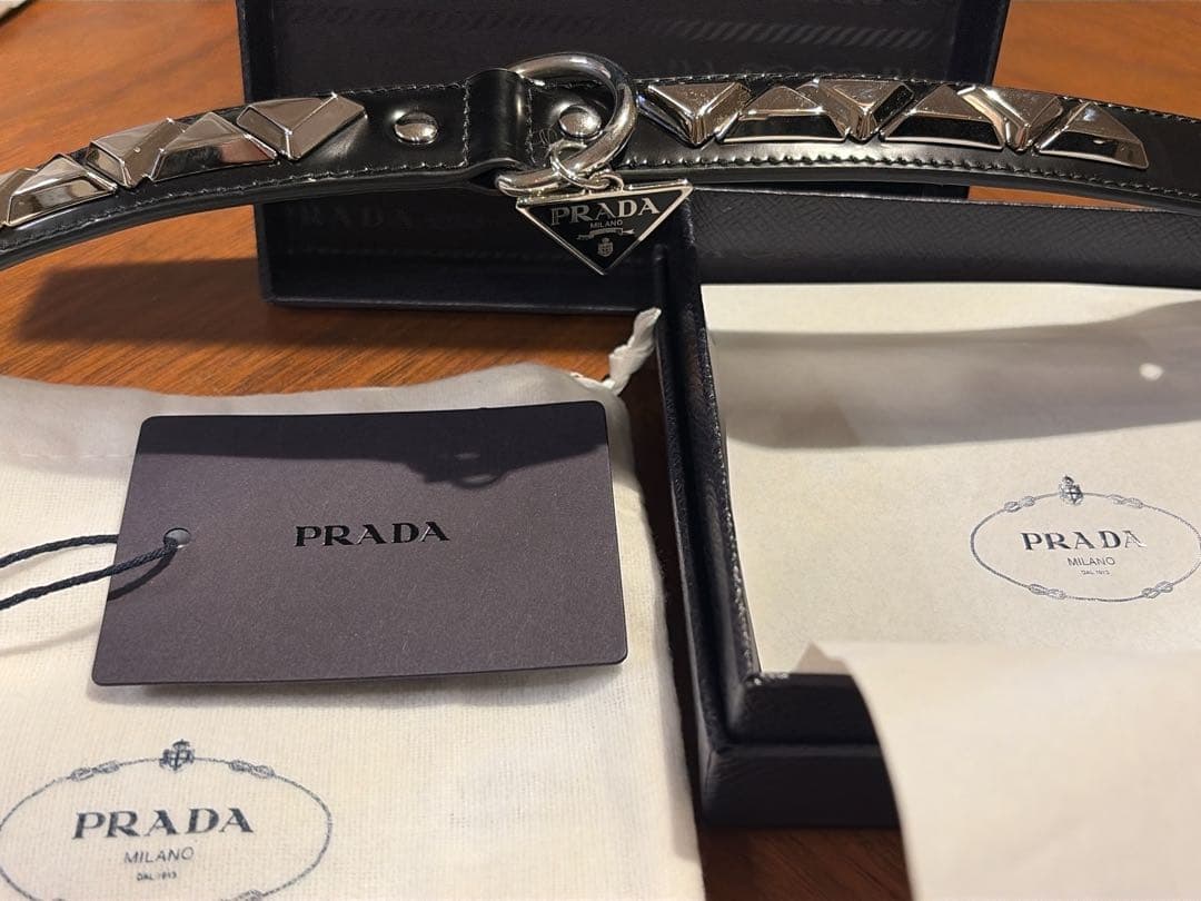 チックPRADA レザー首輪 黒 スタッズ付き