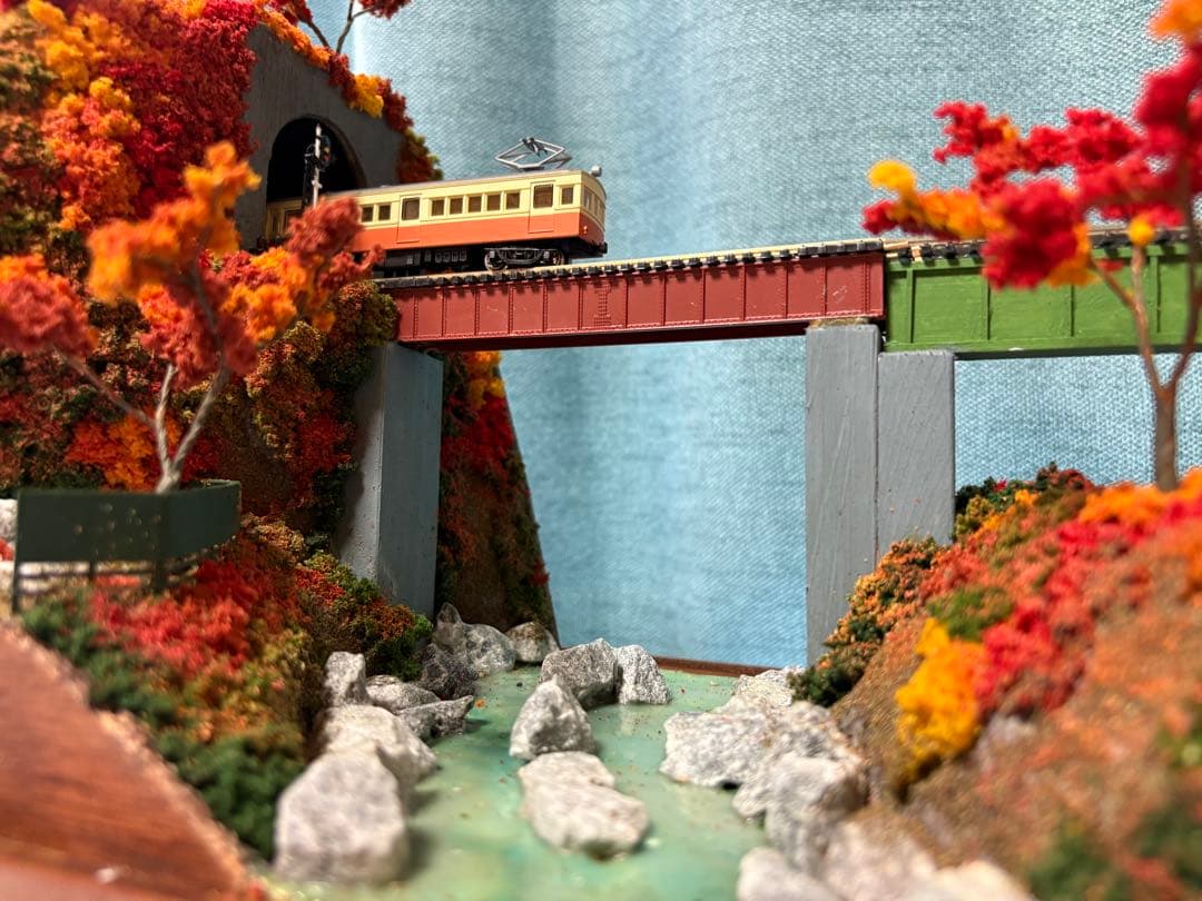 鉄道模型 ジオラマ　紅葉風景　(鉄道模型付き)