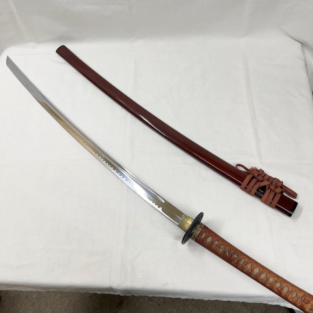 【模造刀】太刀 樋入り 全長102センチ 龍鍔 茶ツイシュ 鞘 互の目 刃紋