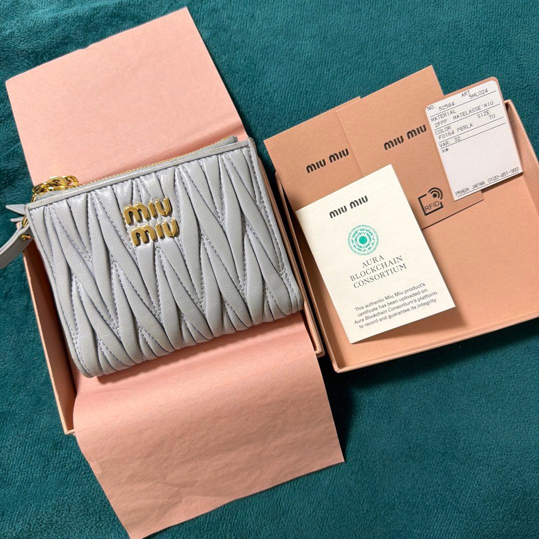 miumiu マテラッセ レザー財布 二つ折り