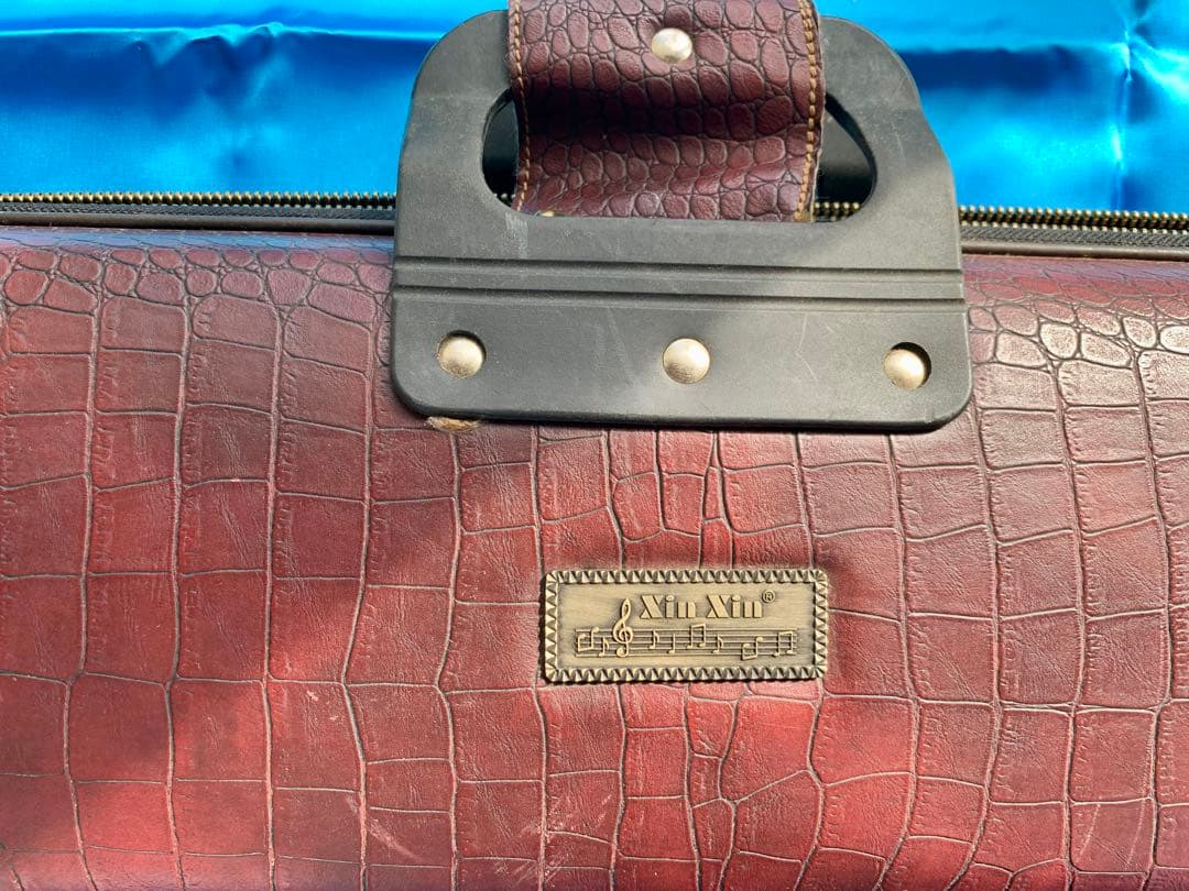 二胡★國際コンクール優勝者★万菊根先生の製作した★老紅木二胡です。