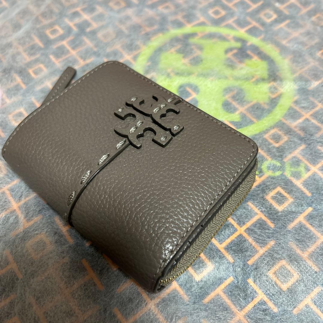 極美品　Tory Burch グレー系　レザー二つ折り財布