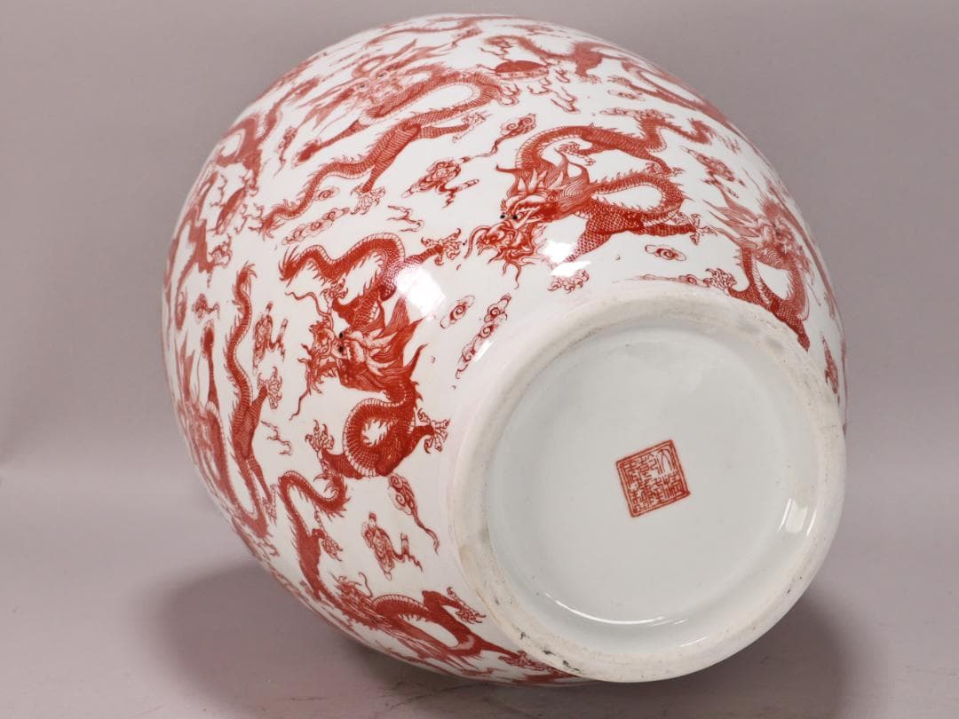 BK217　中国古玩　大清乾隆年製 銘　紅釉郡龍文様　花瓶　飾壷　壺　高40㎝