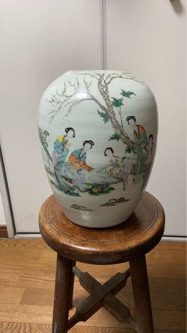 ス*ド様 骨董品3つ￼ 年季もの ￼染付人物文花 ツボ まとめ売り￼