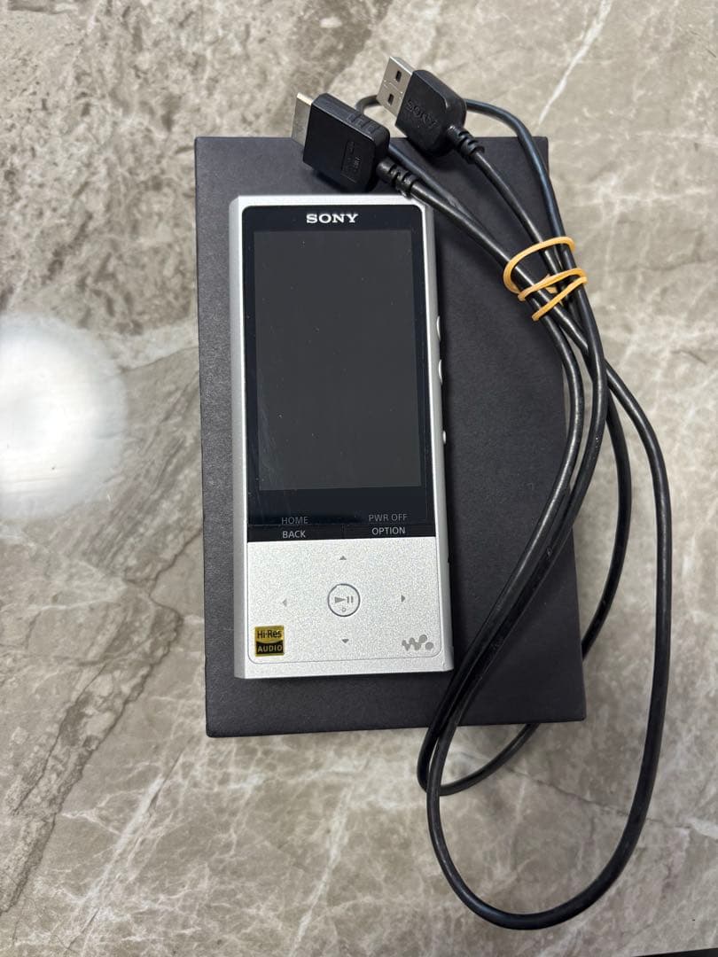 SONYウォークマンNW-ZX100 128GB　ケーブル付属、液晶フィルム付属