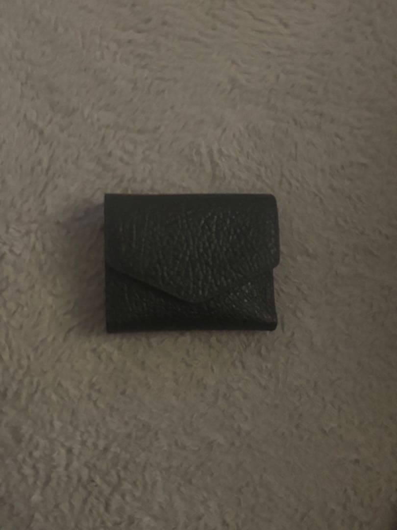 黒いレザー三つ折り財布