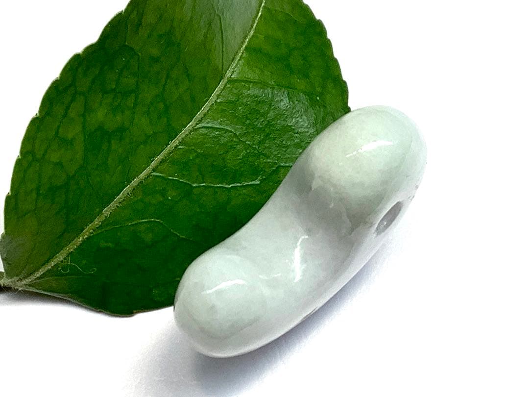 ✳粋の逸品‼️珍しい多彩色‼️糸魚川翡翠勾玉　数少ない1点 お守りに鑑定機関鑑別書