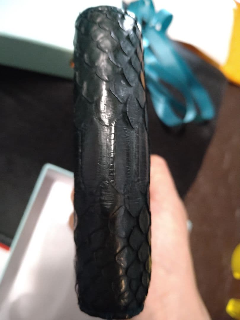 ハースケジュール　ヘビ革製　ダークグリーン二つ折り財布　パイソン