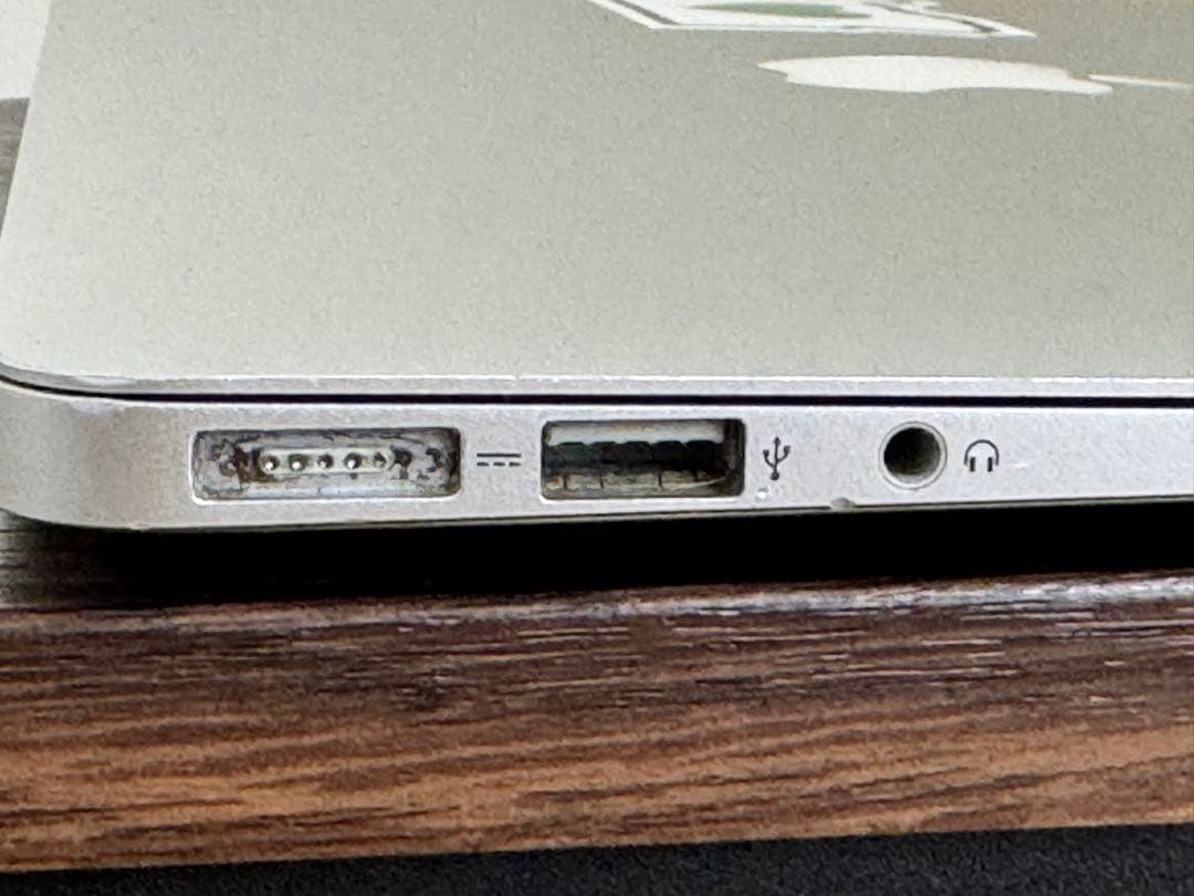 中古 MacBook Air 11インチ (Early 2015)