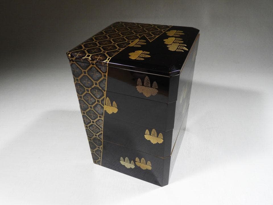 ●小さい 四段重箱 時代蒔絵 嵯峨桐 小紋尽くし 家紋 小重箱 片手の大きさ