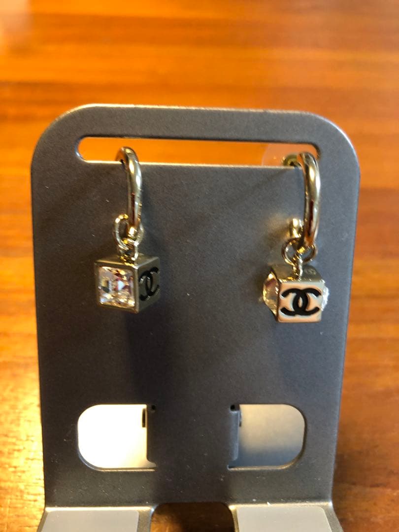 Chanel キューブ型フープピアス