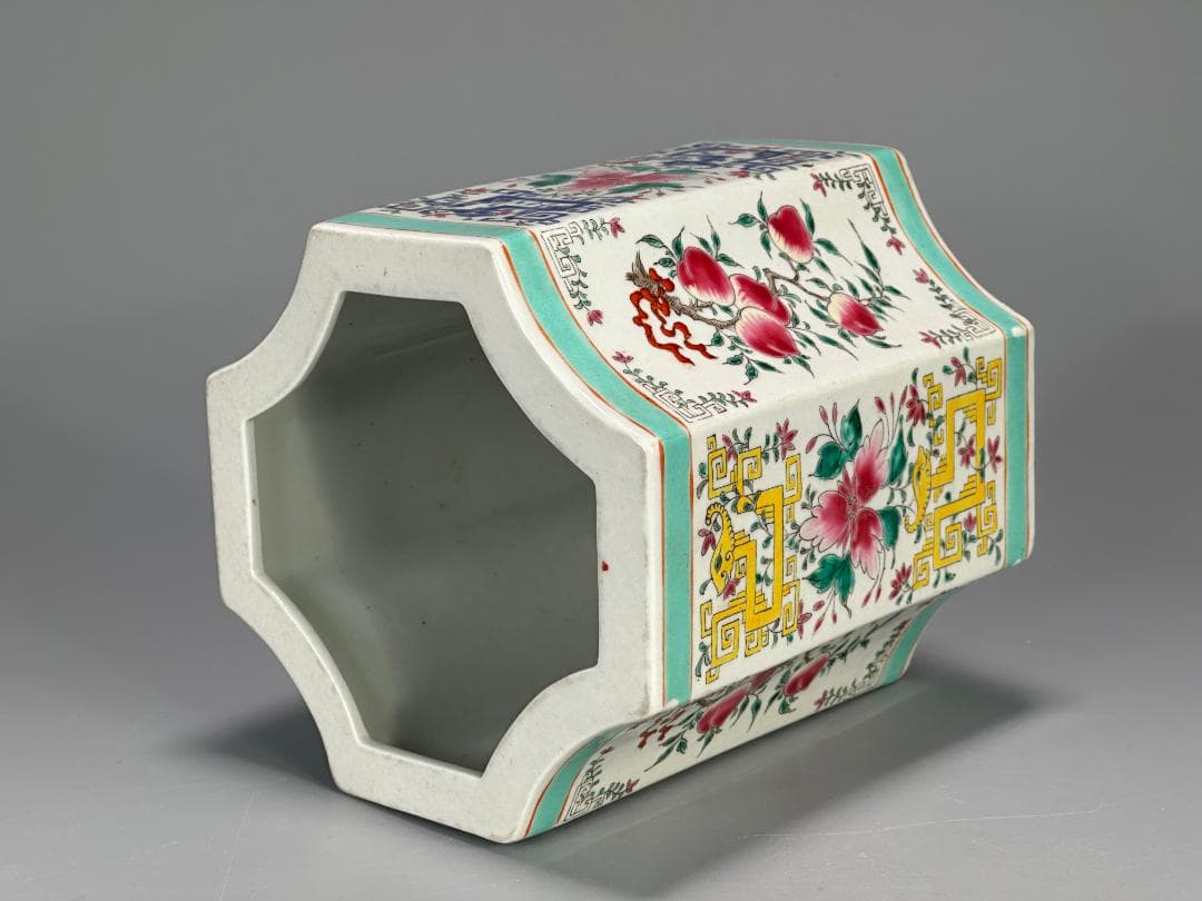 中国　清　粉彩　桃文　花卉文　八角形花柄筆筒　花瓶